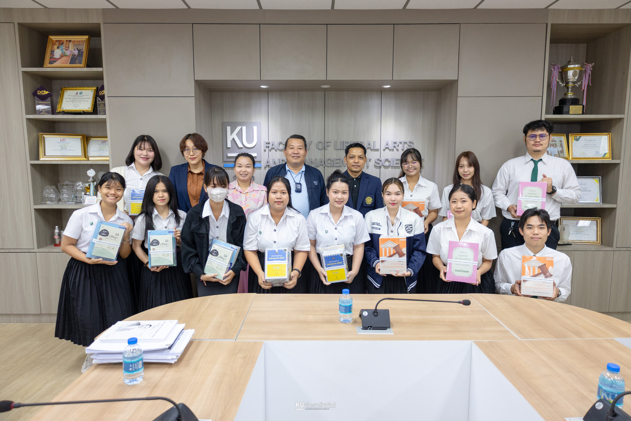 หลักสูตรนิติศาสตร์ คณะศิลปศาสตร์และวิทยาการจัดการ ได้จัดพิธีมอบทุนหนังสือกฎหมายที่ได้รับมอบจาก บริษัท สำนักพิมพ์วิญญูชน จำกัด